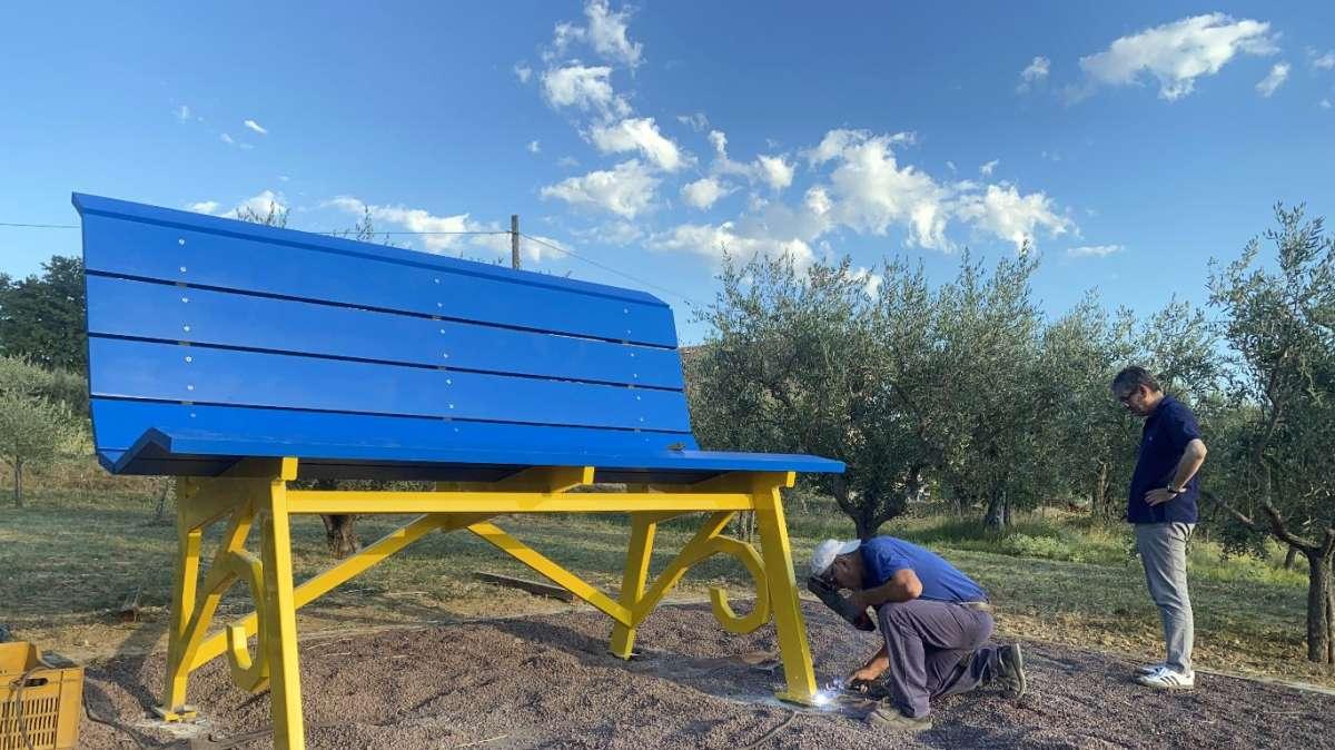 L'avete vista la prima "Big Bench" dell'Umbria? E' stata installata a Colle Umberto