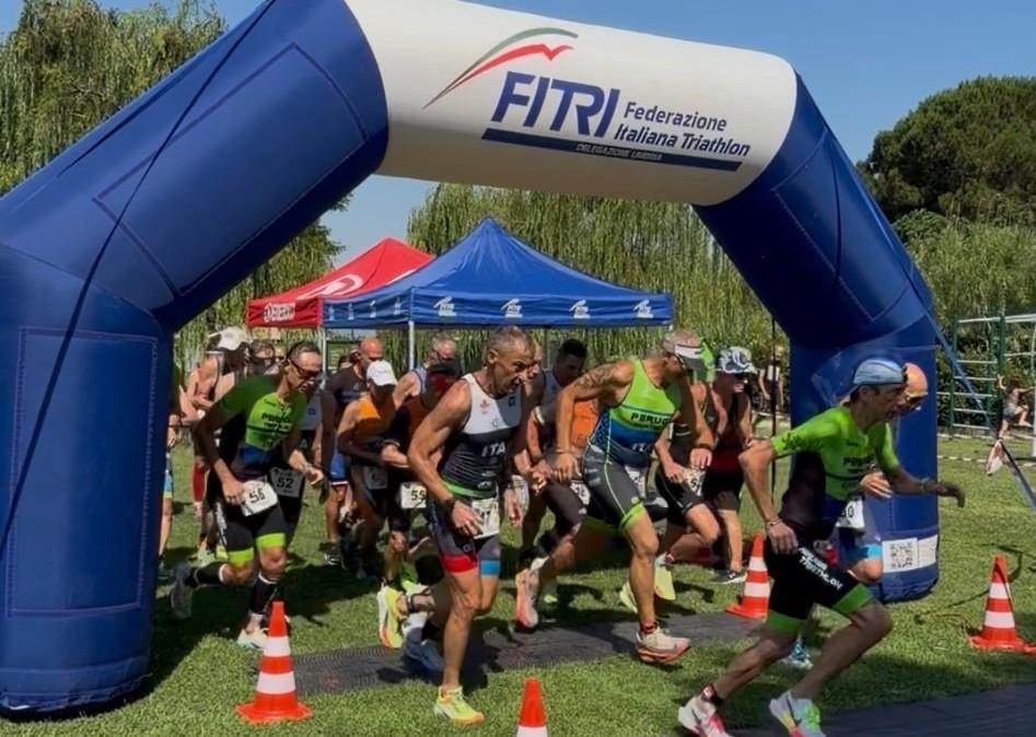 Che gran festa a San Feliciano per il primo "Acquathlon del Trasimeno": nuoto al lago e corsa sulla ciclabile