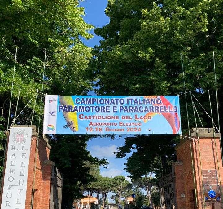 A Castiglione del Lago in corso il campionato italiano di paramotore e paracarrello