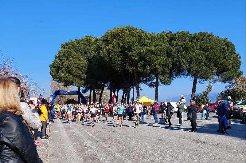 Domenica torna la Strasimeno e attorno al lago si rivivrà la magia dei podisti