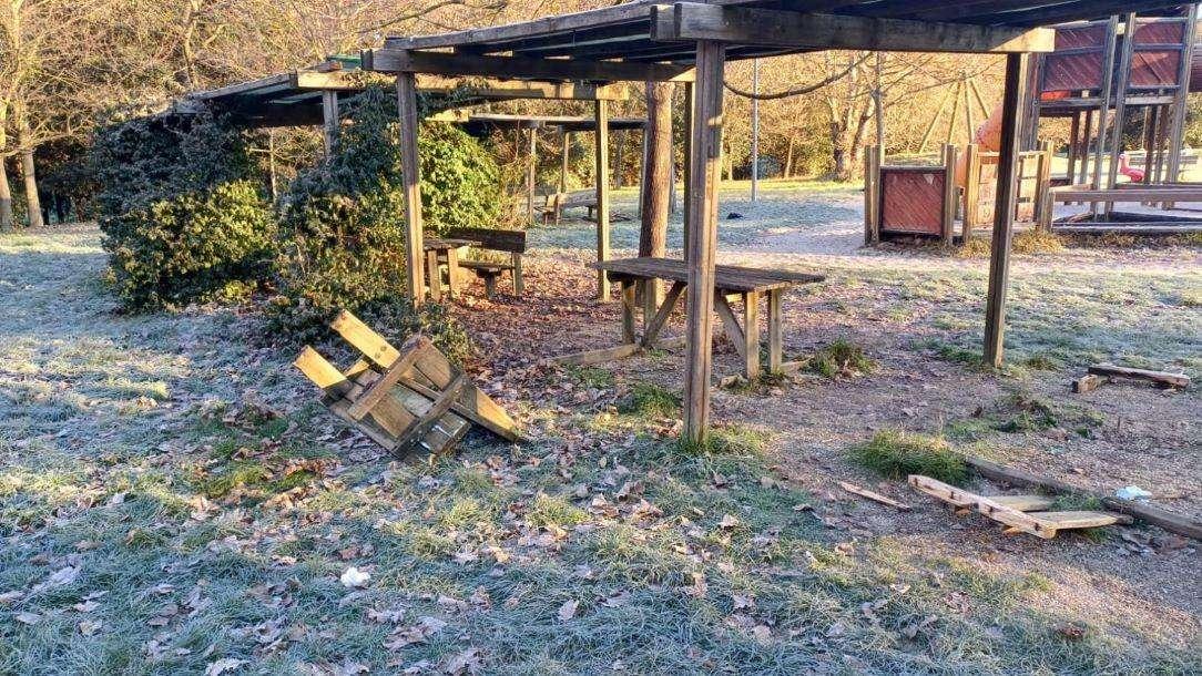 Vergogna! A Perugia atti vandalici al Percorso Verde di Pian di Massiano! Distrutti arredi, tavoli, panchine, cestini