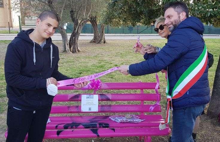 Una panchina rosa per sensibilizzare sul tumore al seno: suggestiva idea a Castiglione del Lago