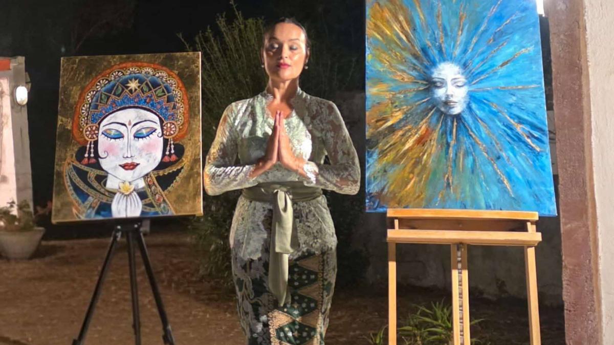 L'artista tifernate Moira Lena Tassi incanta con performance "Rotta Elba-Bali"