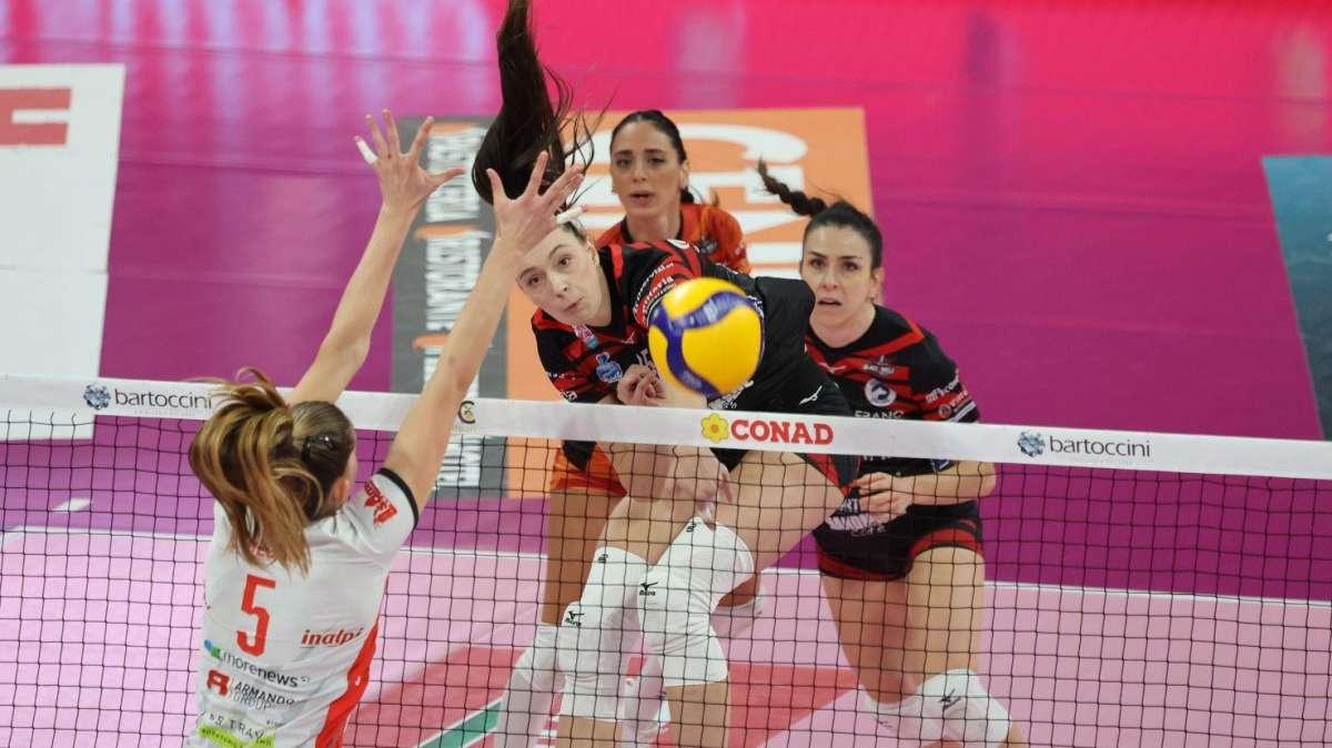 Oggi la Bartoccini Perugia gioca alle ore 16 a Cuneo in un delicato scontro-salvezza di A1 femmimile di volley