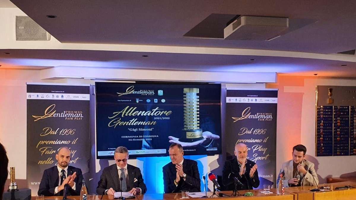 La Lega B ha consegnato il "Gentleman allenatore Gigi Simoni 2021/22" 