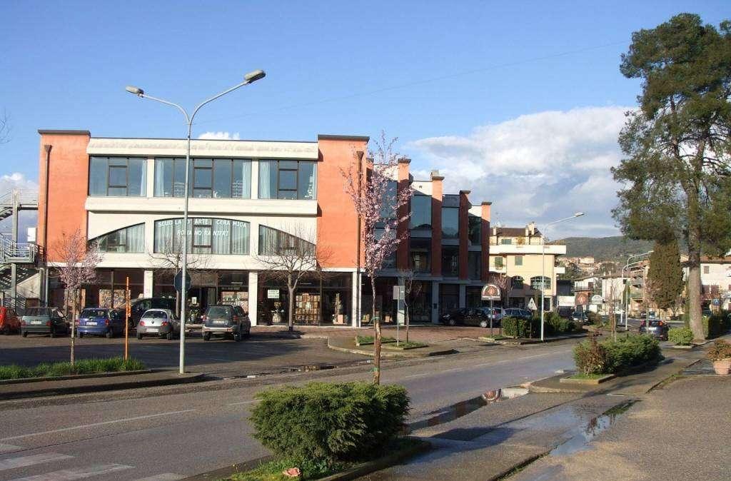 Che gioco è? A Deruta torna di moda rotolarsi in mezzo alla strada prima del passaggio delle auto