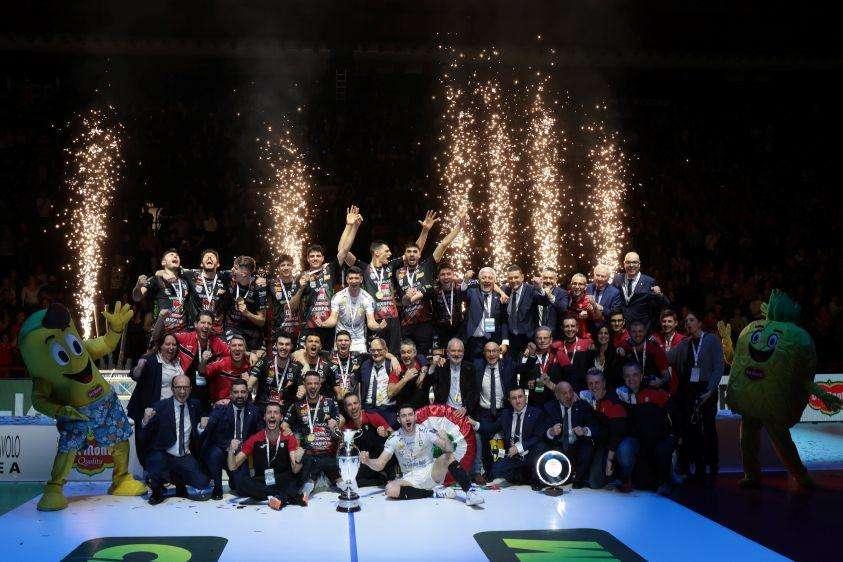 Civitanova gioisce per quella Coppa Italia di volley maschile che sarebbe dovuta essere della Sir Perugia (o di Trento)