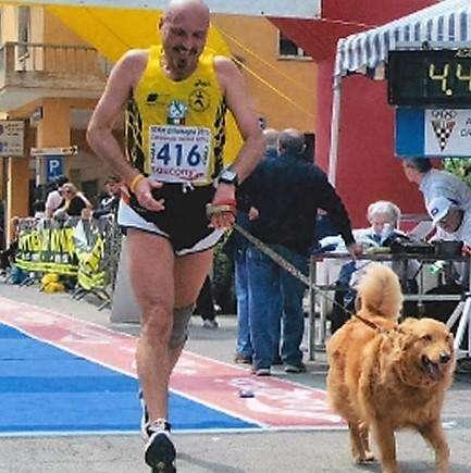 Succede anche questo nelle corse! Ma un episodio così non lo avevamo mai visto!