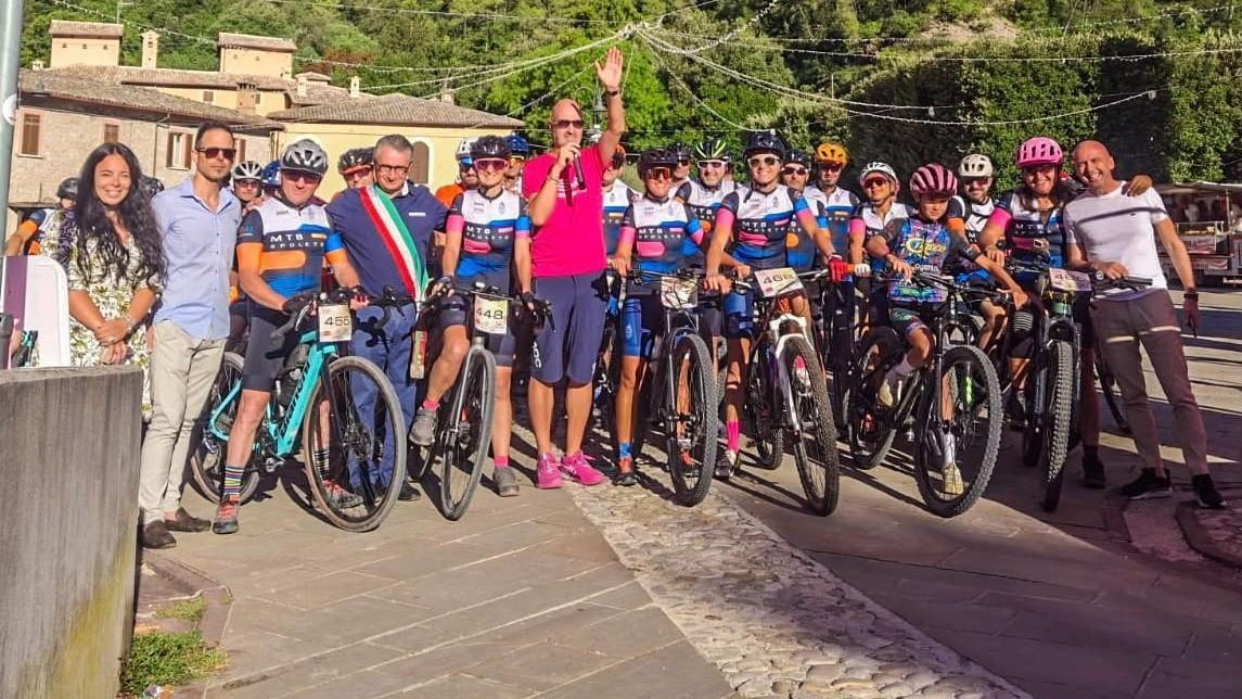 Ben 400 ciclisti hanno preso parte alla "SpoletoNorcia Gravel 2026" con partenza da Scheggino