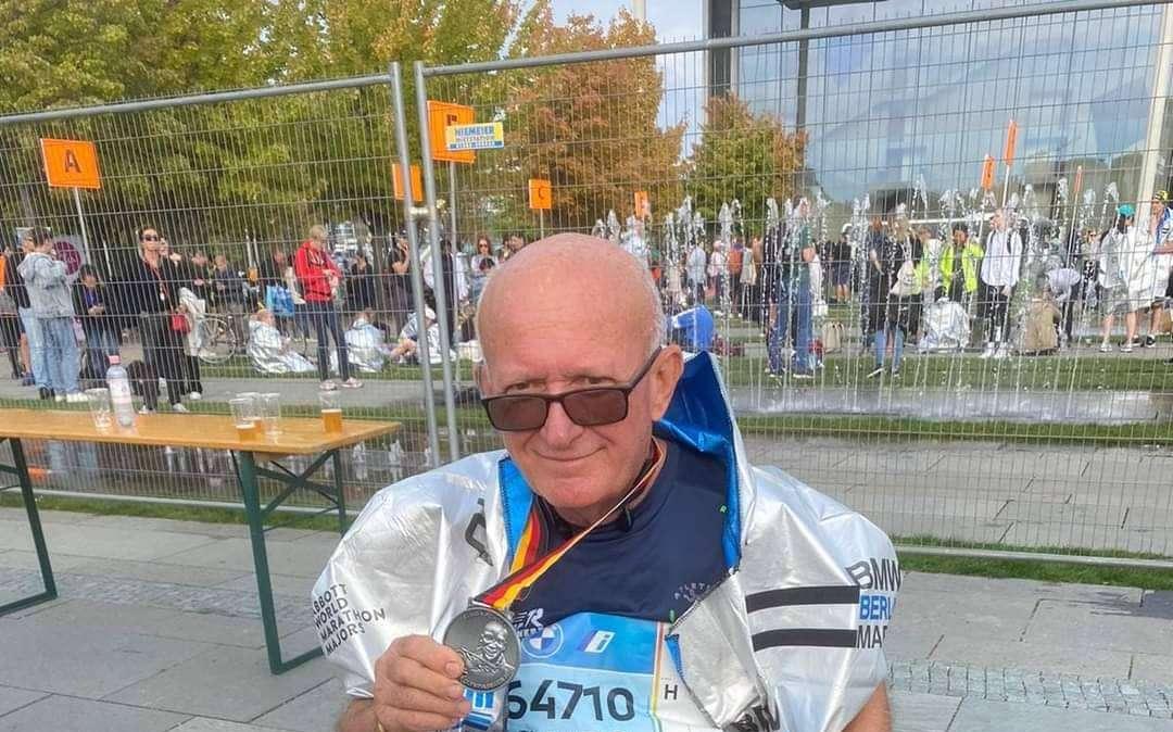 La grande impresa di Claudio, folignate di 70 anni al traguardo della Maratona di Berlino 