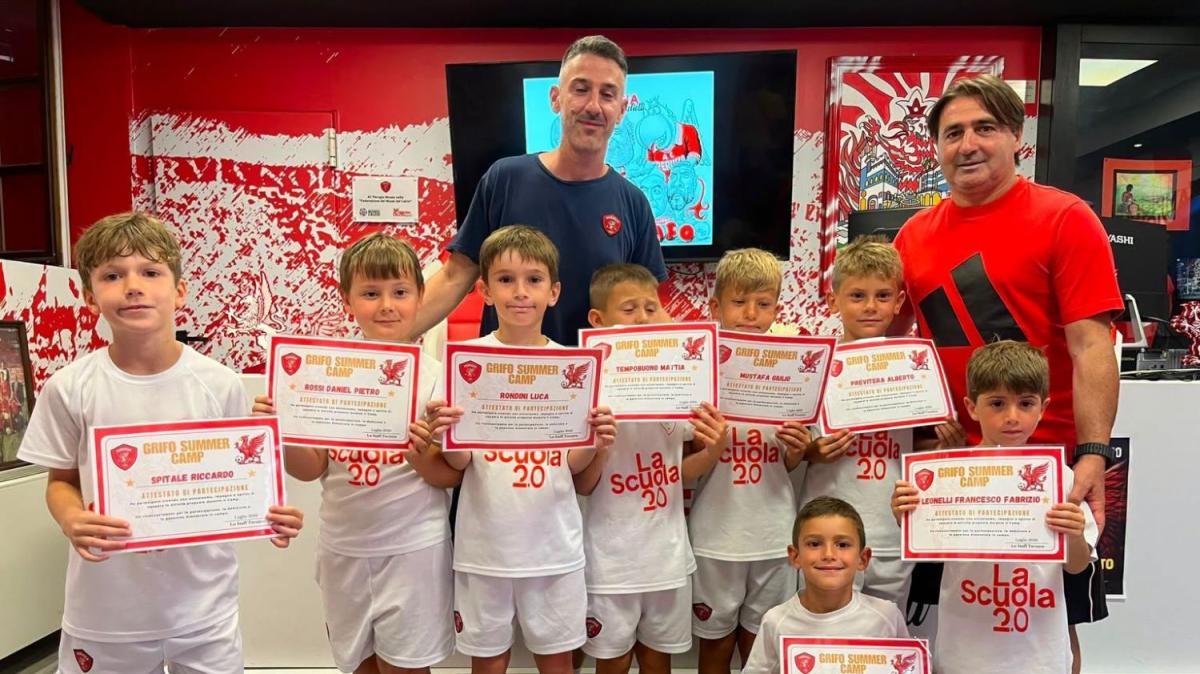 Tutti i partecipanti al Grifo Summer Camp premiati da mister Giovanni Tedesco