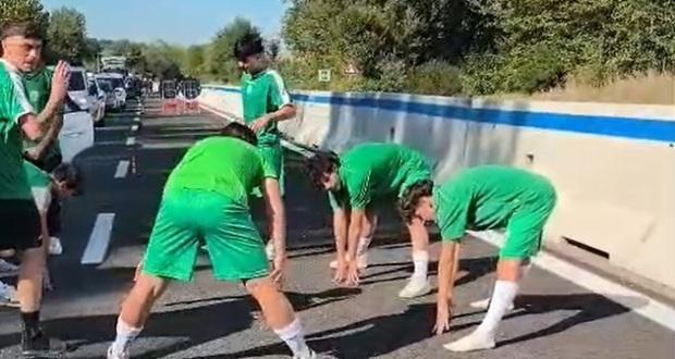 Che spettacolo la Juniores del Mantignana con il riscaldamento in superstrada per un incidente!