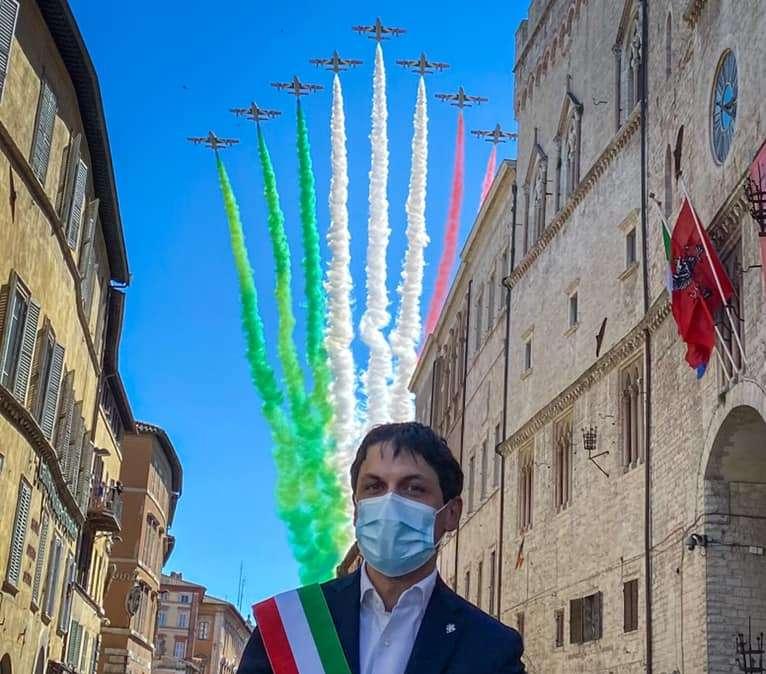 Il sindaco Andrea Romizi ha chiuso un occhio, anzi... entrambi e si è tuffato pure lui nell'assembramento di Perugia