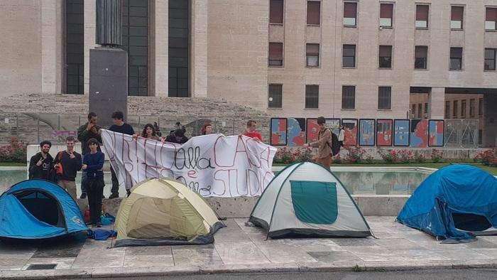 Anche all'Università di Perugia le tende degli studenti davanti all'ingresso per protesta