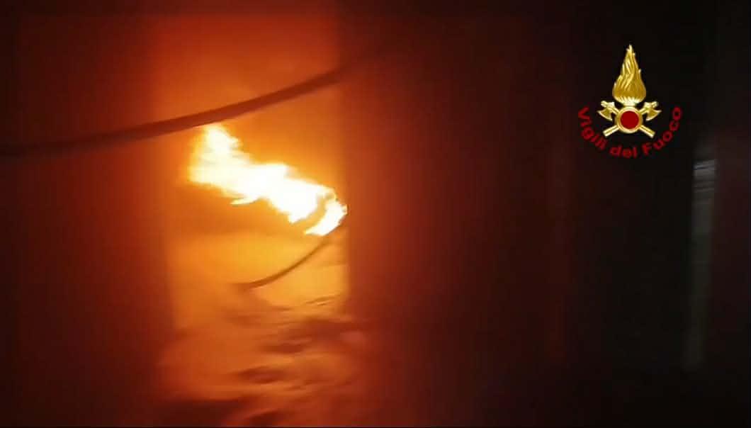 Una nottata di grande paura al "Quattrotorri"! Due auto a fuoco e tutti gli ospiti dell'albergo in strada!