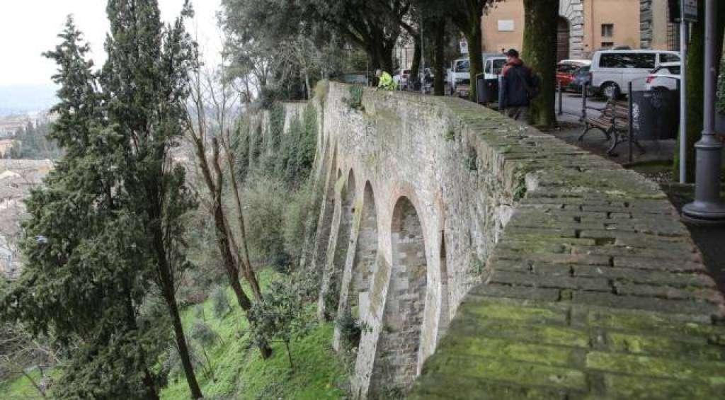 Tragedia a Perugia per il volo di una ragazza di 25 anni dal muraglione di Porta Sole
