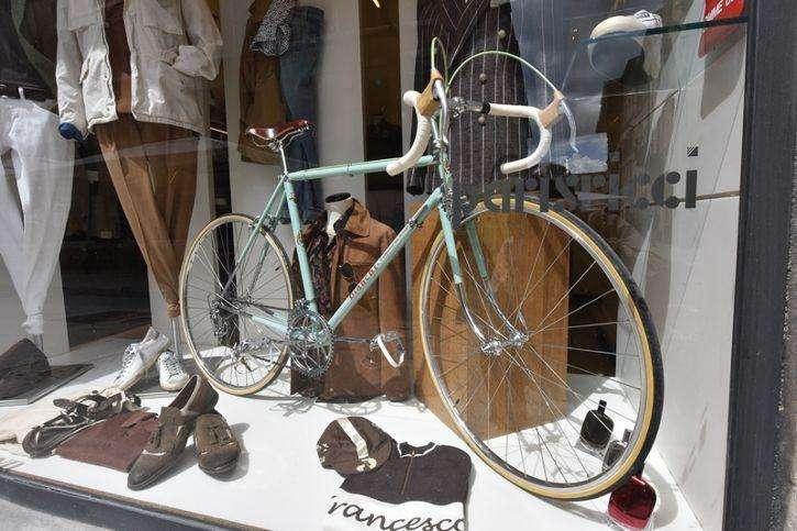 Biciclette esposte nelle vetrine del centro storoco di Perugia in onore al Giro d'Italia