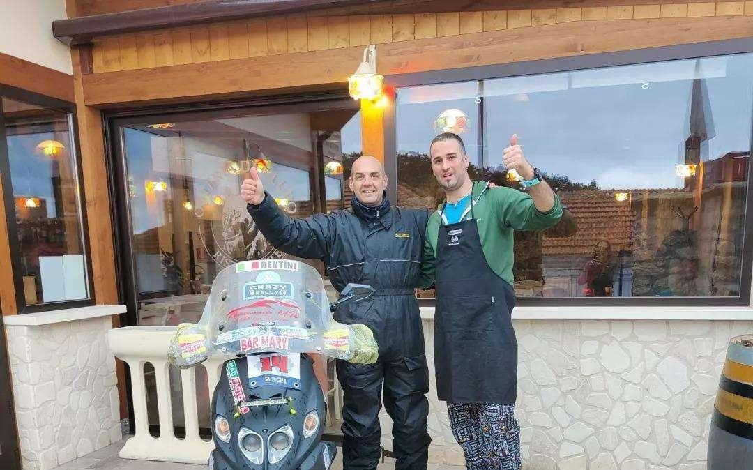 Che impresa! Con lo scooter, ai limiti della pazzia il magionese Roberto trionfa in meno di 30 ore nel "Crazy Rally Winter"!
