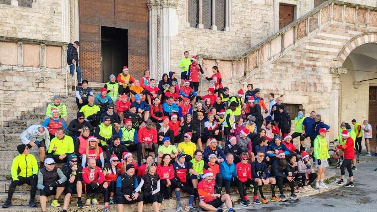 Gran successo per il "Natale del podista": in 150 di corsa da Ponte San Giovanni alla Fontana Maggiore di Perugia e ritorno