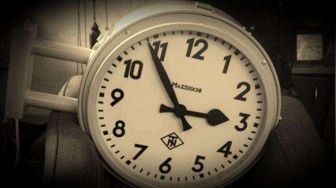 Che ne vogliamo fare del vecchio orologio della Perugina che scandiva entrate e uscite degli operai?