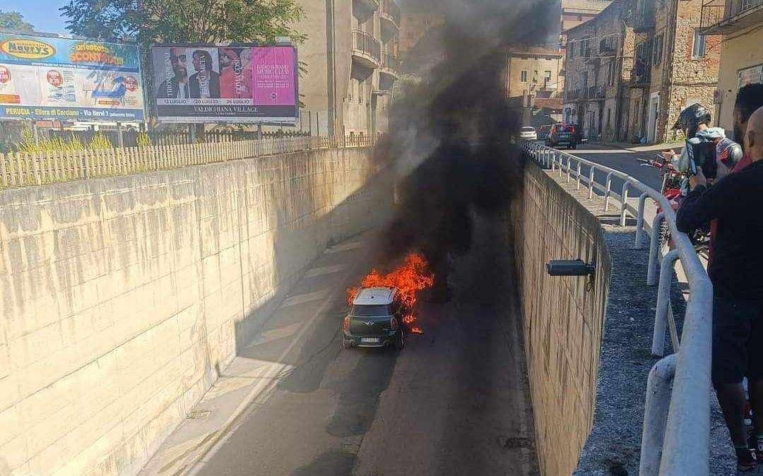 Paura a Perugia per un'auto che è andata a fuoco in strada vicino alla stazione