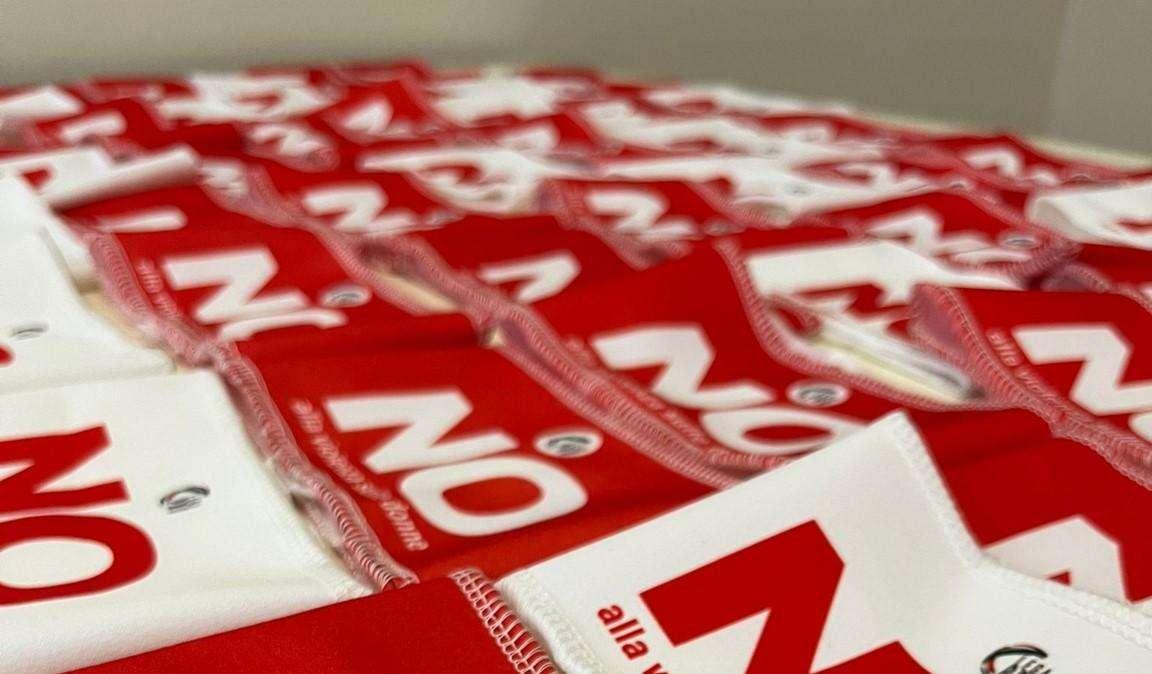 Perugia e Carrarese in campo con una fascia con scritto “NO alla violenza sulle donne“