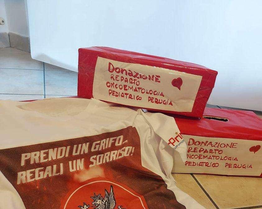5550 euro devoluti a favore di Oncoematologia dalla vendita dei Grifetti del gruppo degli "Anonimi Perugini" di Magione
