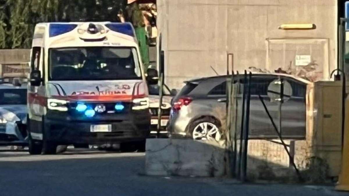 Muore in palestra a 28 anni sollevando pesi: si cercano le cause