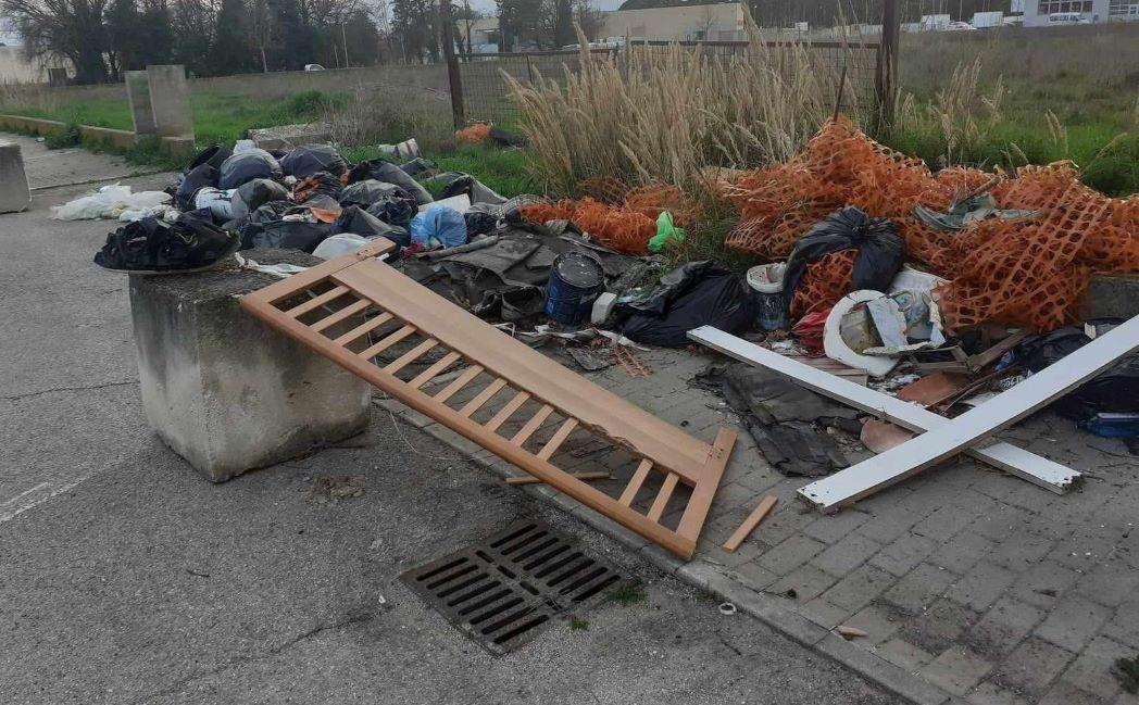 A Santa Sabina un obbrobrio! Ma come è possibile? Aumenta di giorno in giorno la discarica abusiva lungo la strada! C'è indignazione