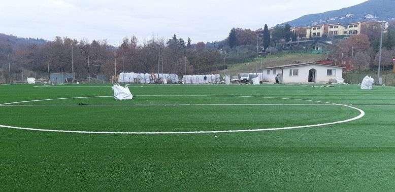 Ad Ellera c'è il nuovo campo in erba sintetica per la scuola calcio
