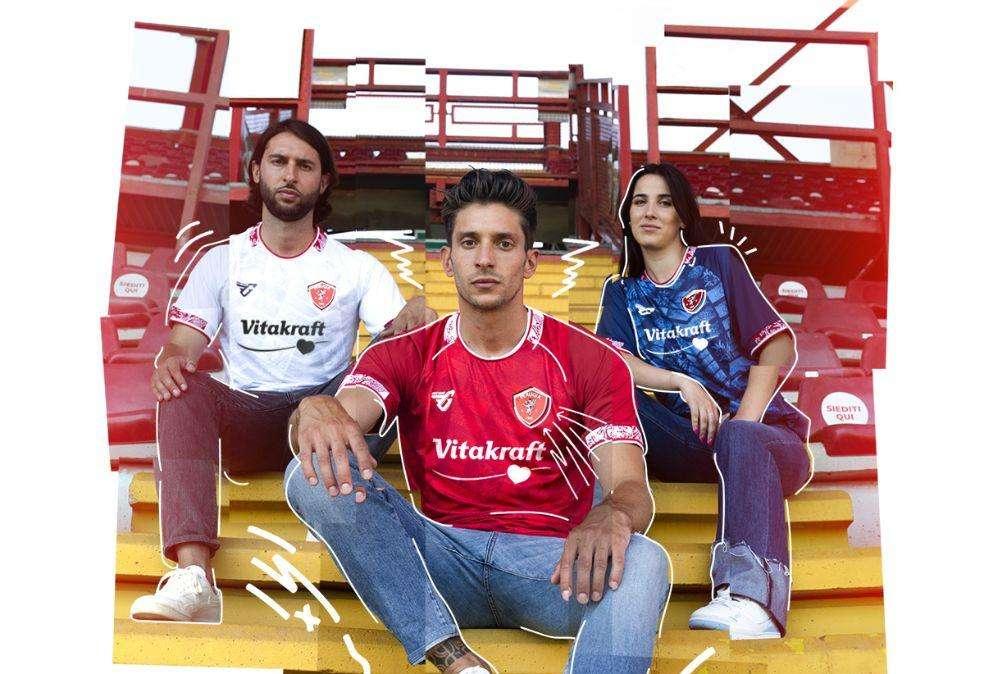 Eccole! Da oggi in vendita le nuove maglie del Perugia nei tre colori: rossa, bianca e blu