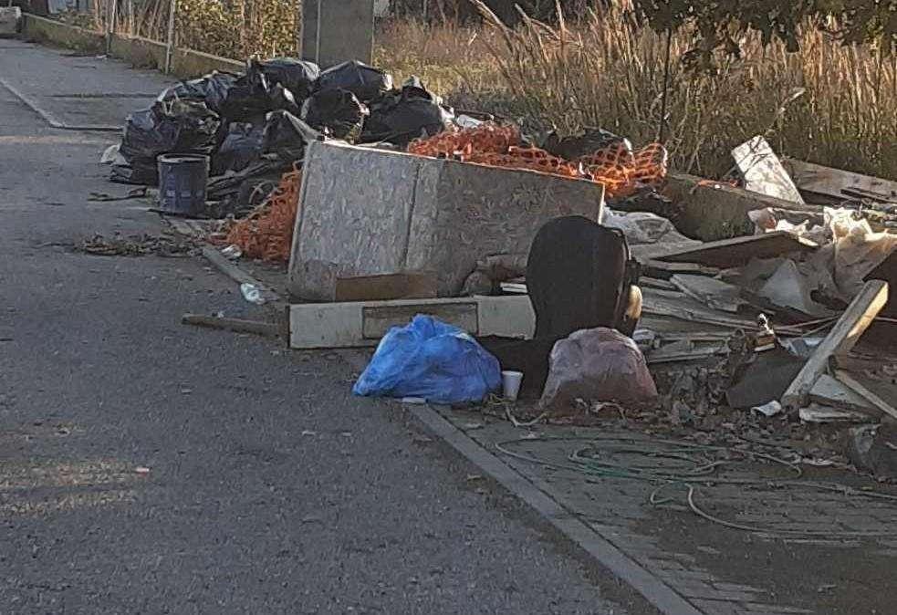 Incredibile la discarica lungo la strada a Santa Sabina! Aumenta e da oggi c'è pure un divano!