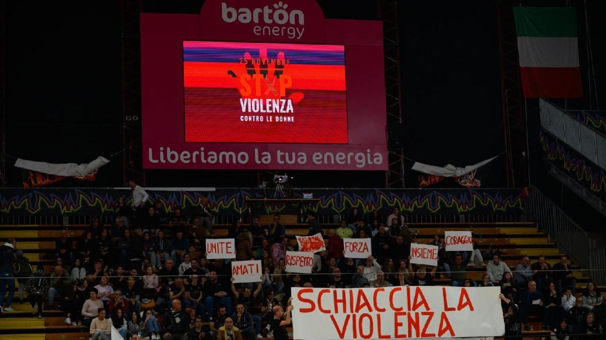 Bella iniziativa della Bartoccini Perugia: in campo insieme all'associazione "Scarpetta Rossa" vicino alle donne
