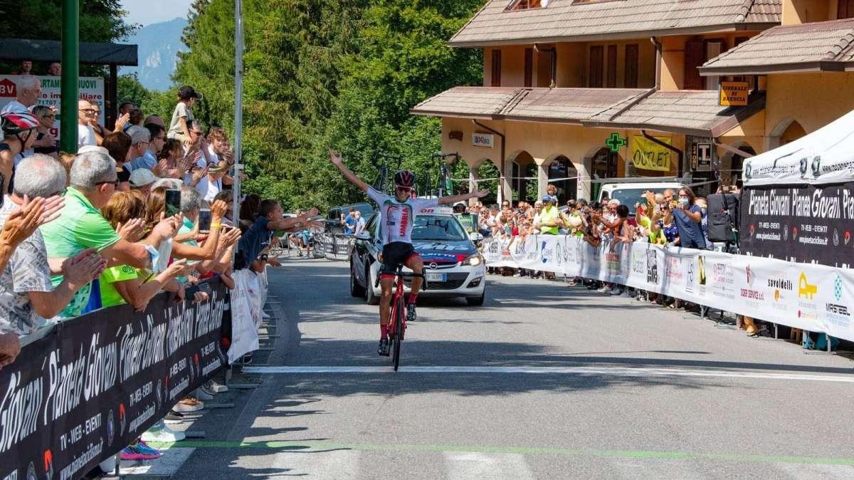 Grande impresa del ciclista tuderte Raffaele Mosca della Forno Pioppi a Montecampione! Vittoria in solitario!