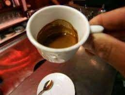 Prende il caffè da asporto al bar e lo consuma davanti al locale: multa di 400 euro!