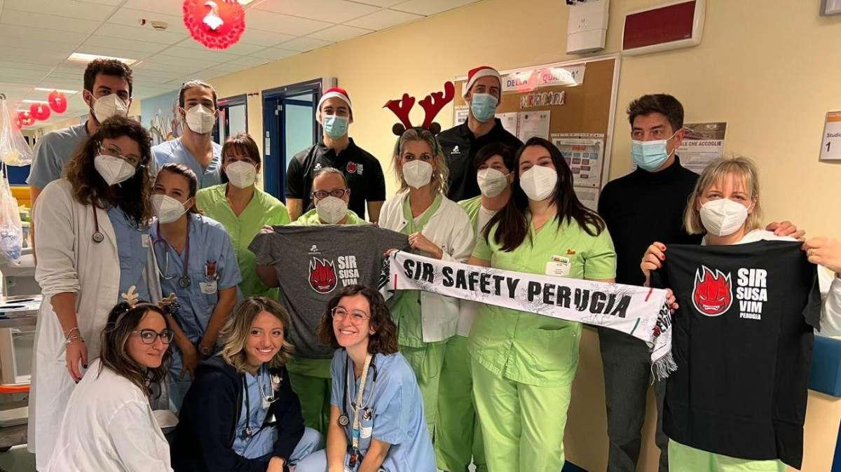 Visita della Sir Susa Vim Perugia alla pediatria e all'oncoematologia pediatrica dell'ospedale