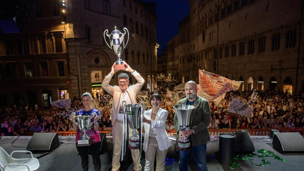 Tanta emozione alla festa in piazza IV novembre a Perugia per i successi della Sir