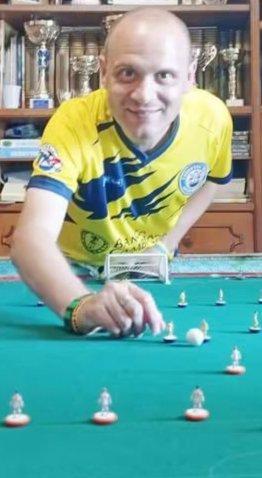 L'umbro Marco Perotti in campo a Castelfiorentino (FI) nel torneo di subbuteo "La mia passione"