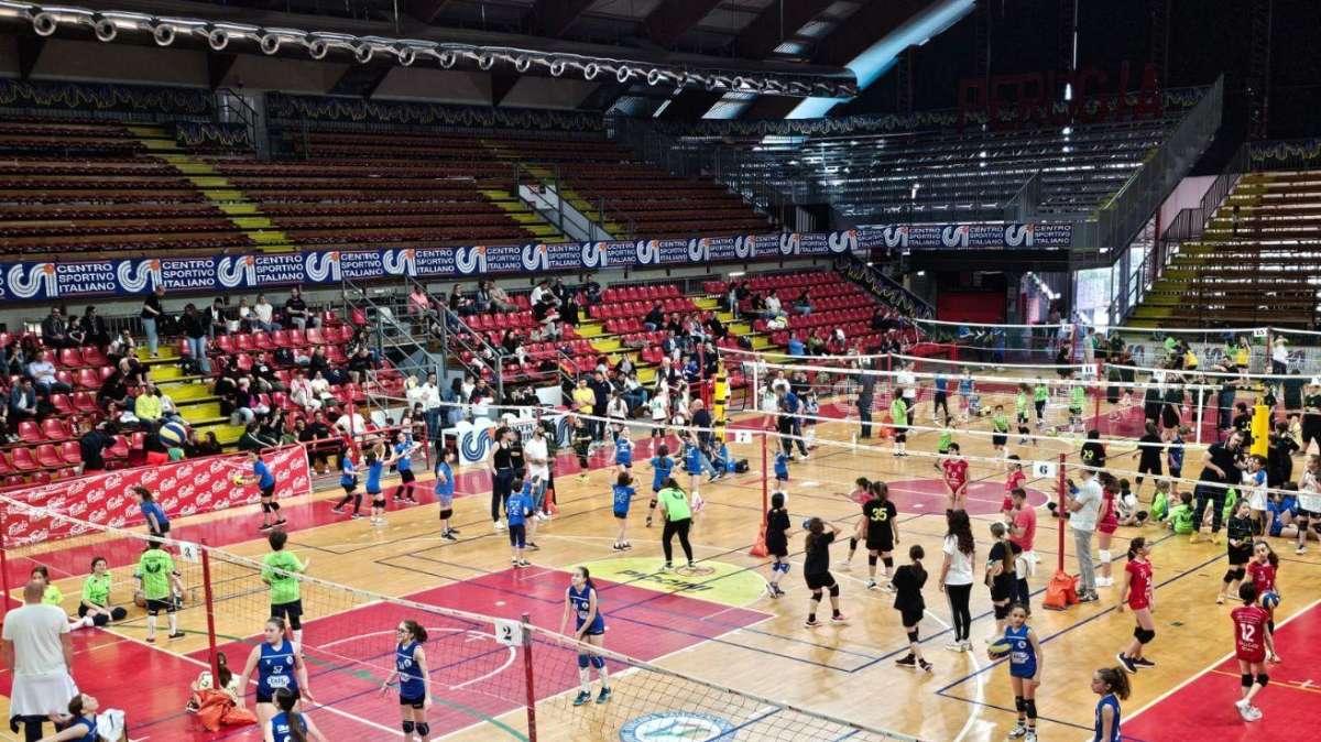 Tanto divertimento per la Miniolimpiade del minivolley del Csi ospitata al PalaBarton