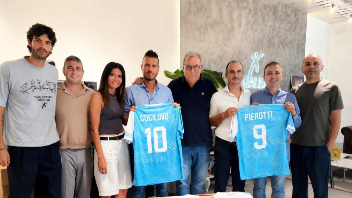 L'Ellera Calcio ha consegnato al sindaco Pierotti e all'assessore comunale Cocilovo la nuova maglia della squadra