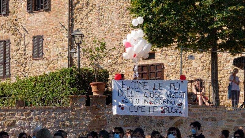 “E come le più belle cose vivesti solo un giorno come le rose”: lacrime e dolore ai funerali di Carlotta a Solomeo