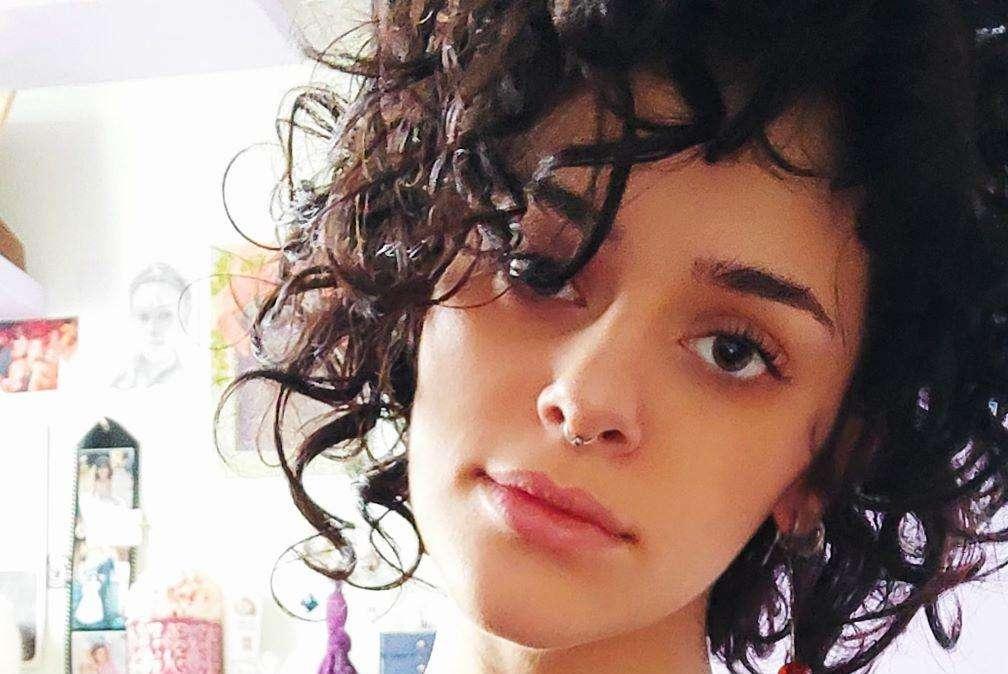 L'ultimo abbraccio ad Ilaria deceduta l'altra notte in un incidente stradale: oggi i funerali