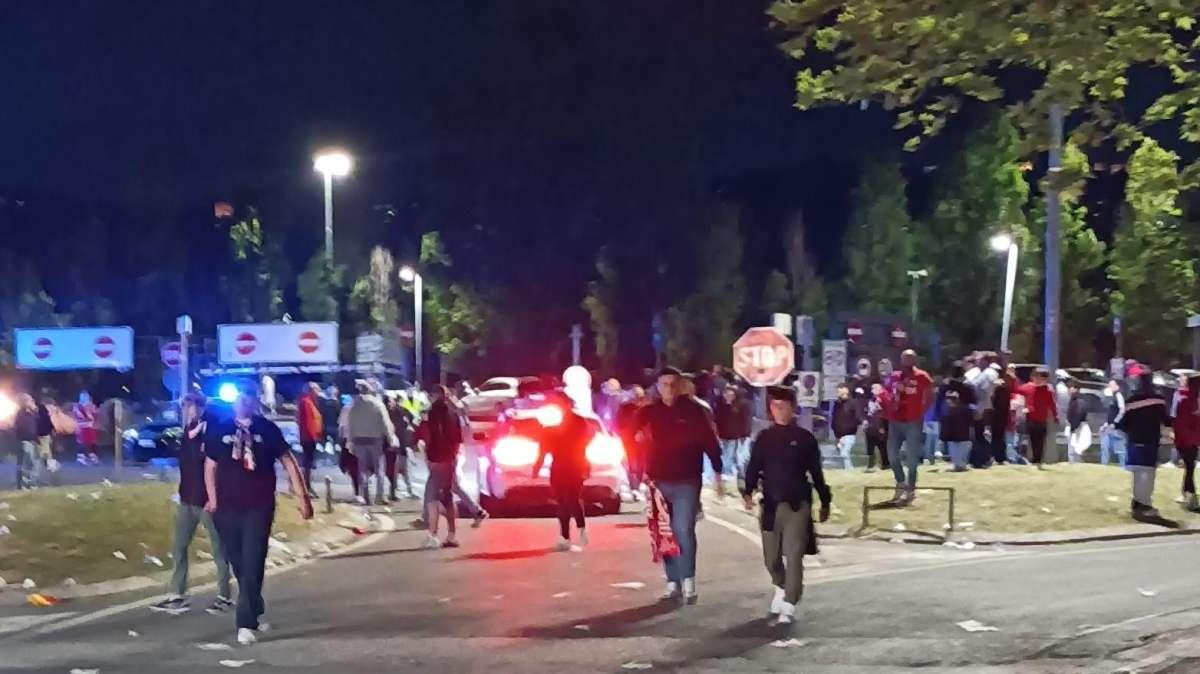 Massimiliano Santopadre costretto a lasciare il Curi da un'uscita secondaria scortato dalla Polizia