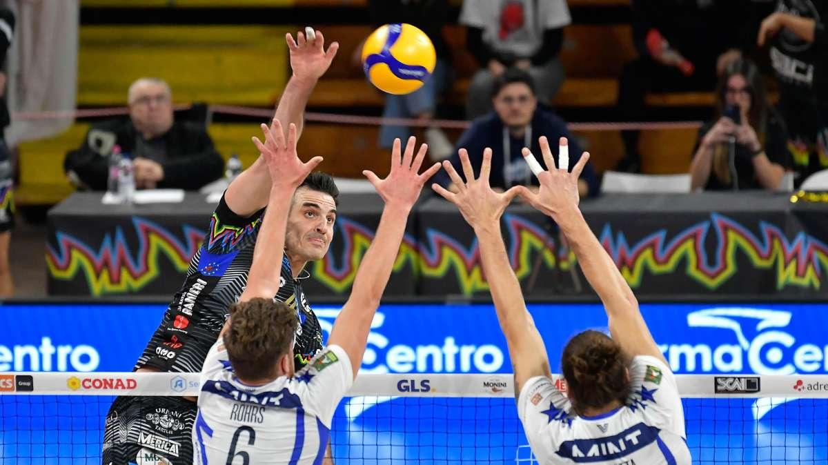 La Sir Susa Scai Perugia anticipa a sabato sera l'esordio nei playoff scudetto: gioca alle ore 21 in casa contro Monza