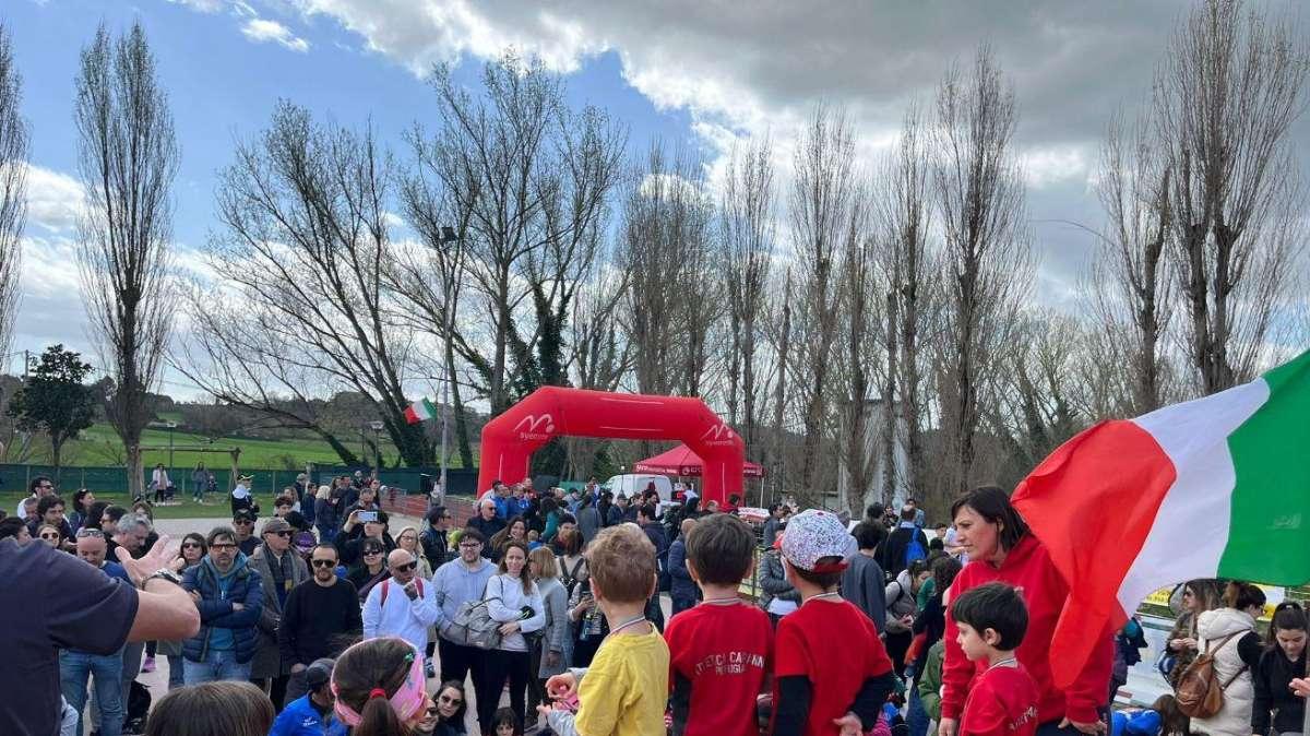 Successo per la Stramarzolina di corsa a Capanne sia con gli adulti e i bambini 