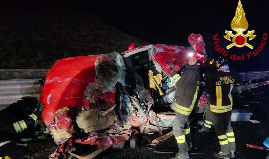 Tragico incidente stradale: 74enne muore in auto dopo esser stato trascinato per 100 metri