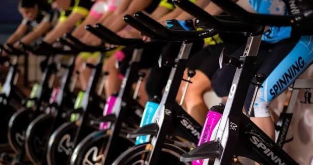 Tragedia in palestra: muore a 64 anni accasciandosi per un malore improvviso durante la lezione di spinning