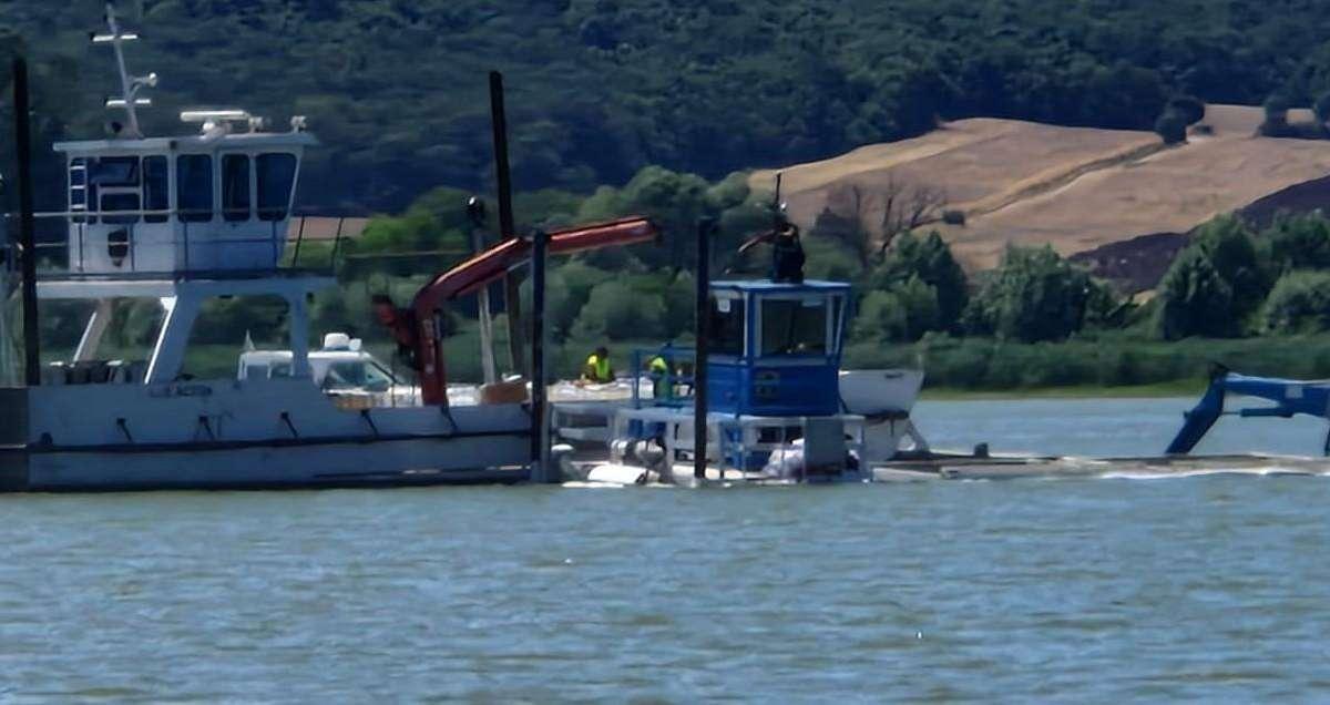 Che situazione! Al Lago Trasimeno quasi affondato il mezzo per il dragaggio dei fanghi