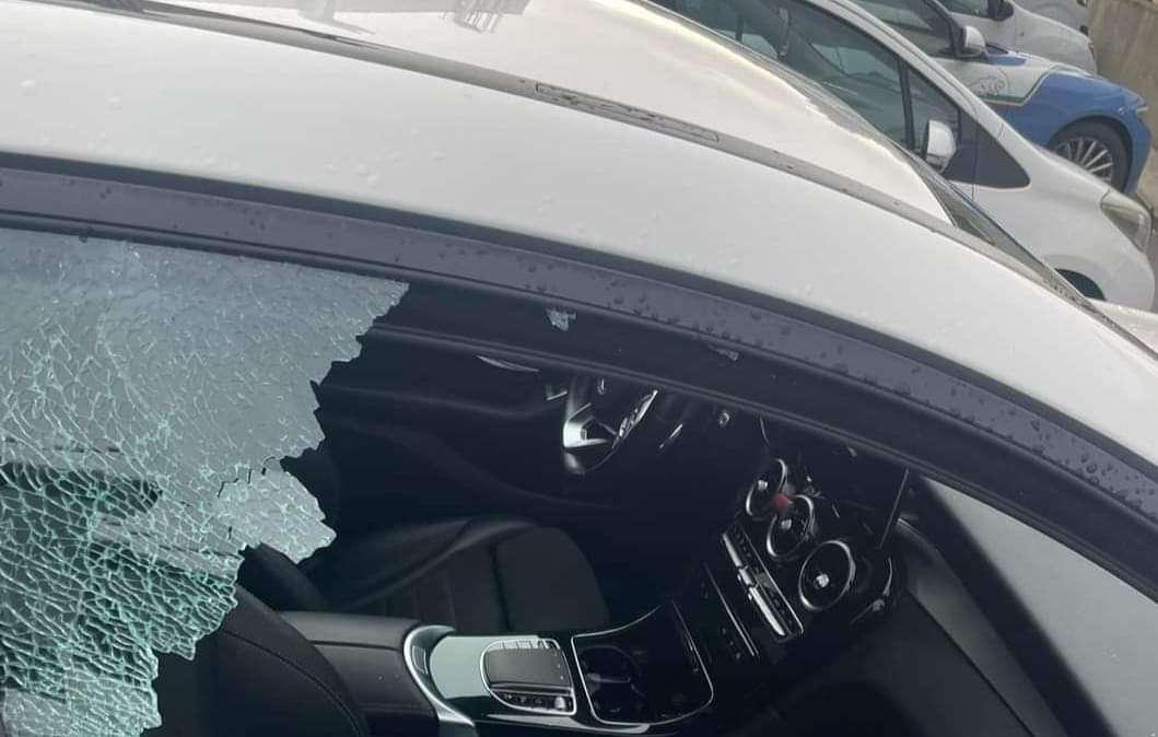 Altro finestrino distrutto nel corcianese: questa volta alla scuola di Chiugiana 