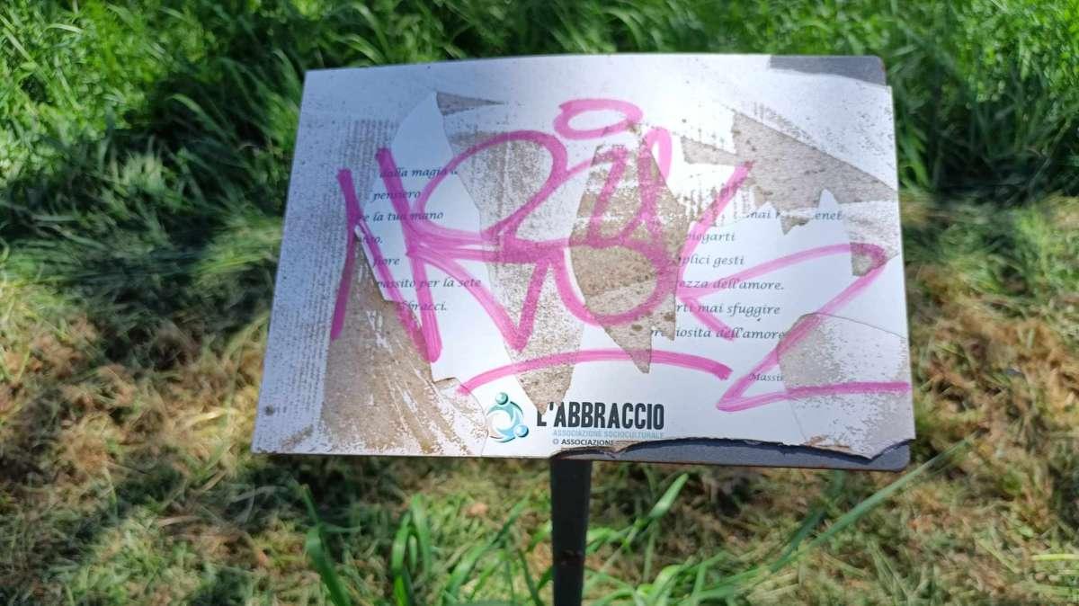 Disonorata con atti vandalici la memoria dell'amico Massimiliano Tortoioli lungo il percorso poetico a lui dedicato